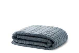 OSOTI, https://dev1-mda.konsimo.pl/kolekcja/osoti/ Narzuta szary - zdjęcie